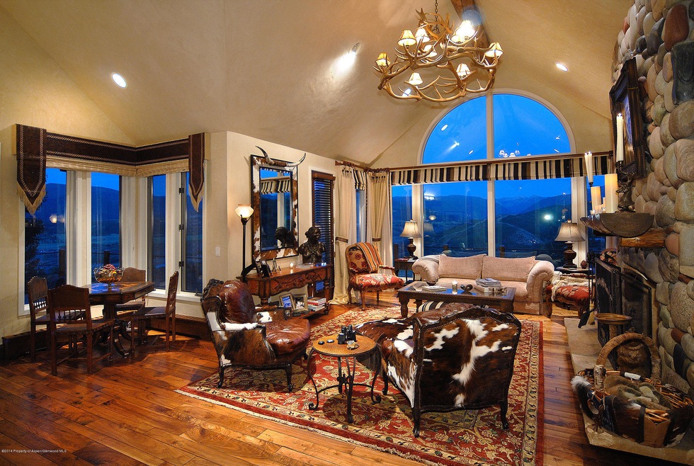 72 RedTail_09 great room