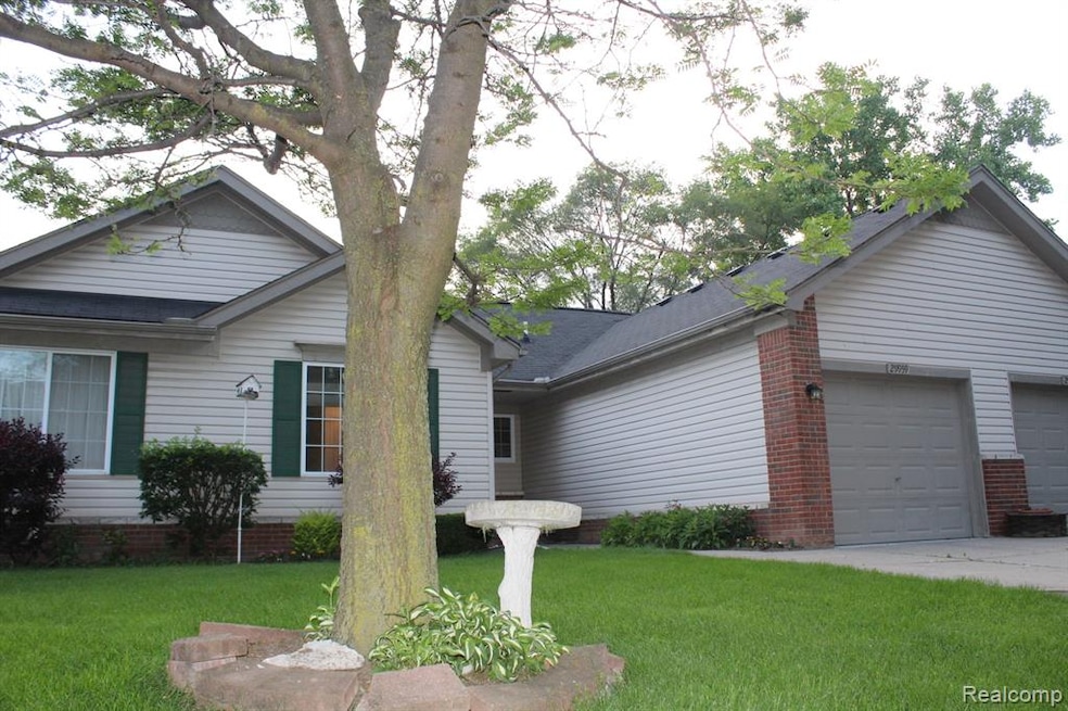 29959 Kenwood Ct, Roseville, MI 48066 - photo 1