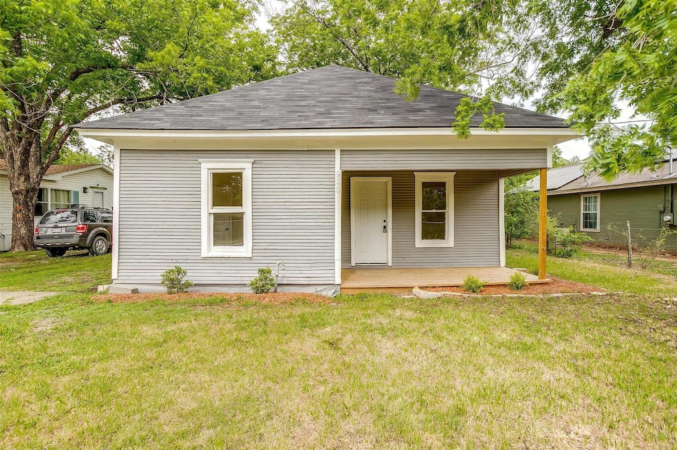 910 Sabine Ave, Cleburne, TX 76031 - photo 1