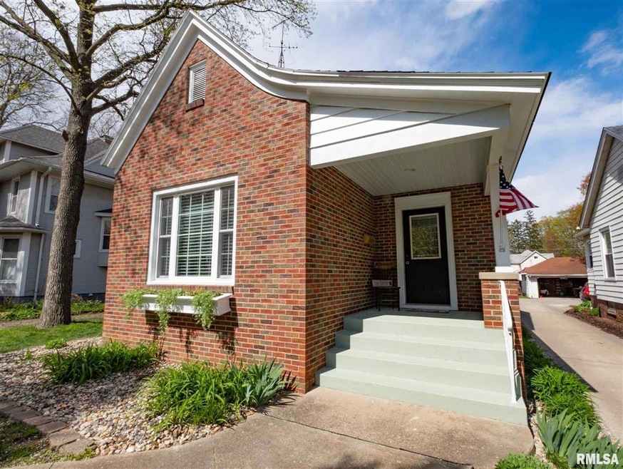 310 Lincoln Ave, Lincoln, IL 62656 - photo 1