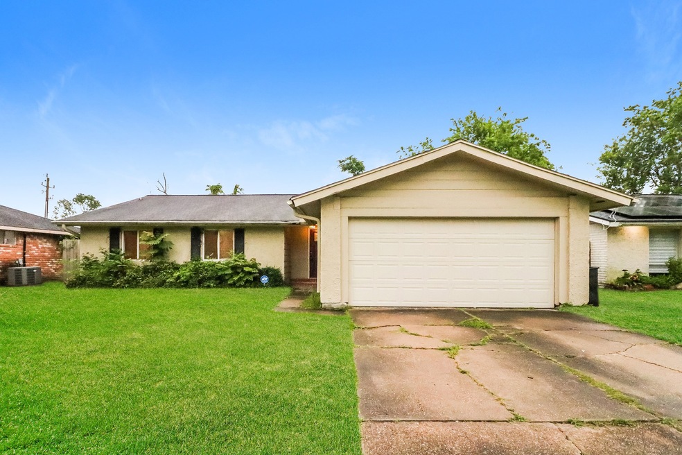 16938 Worden Ln, Friendswood, TX 77546 - photo 1