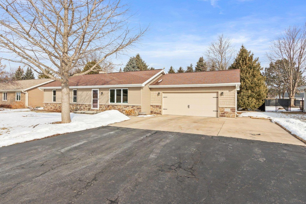 2532 W Sunnyview Cir, Appleton, WI 54914 - photo 1