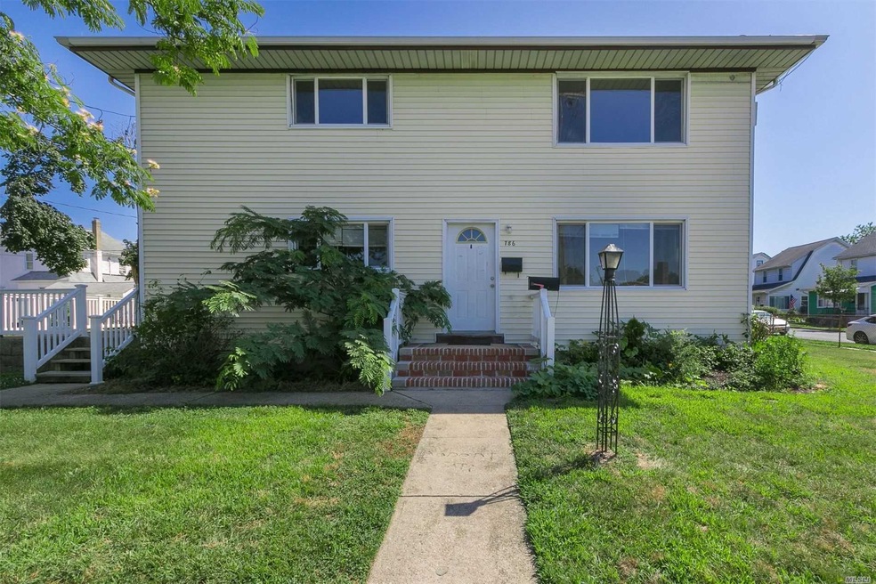 786 N Wellwood Ave, Lindenhurst, NY 11757 - photo 1