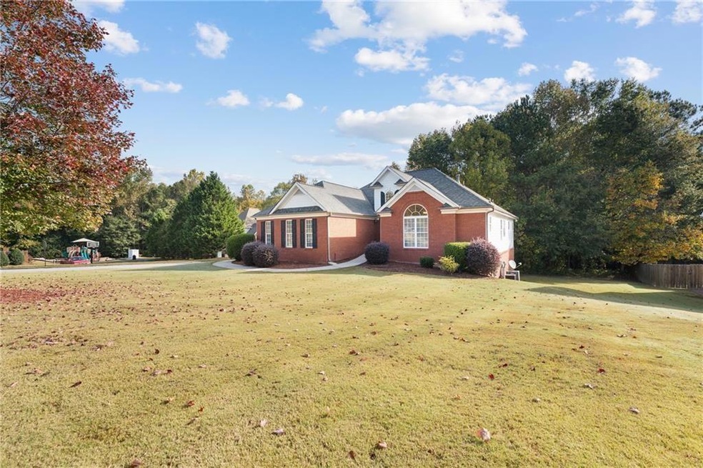 View of front facade featuring a front yard