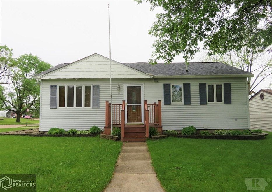 111 N 18th St, Marshalltown, IA 50158 - photo 1