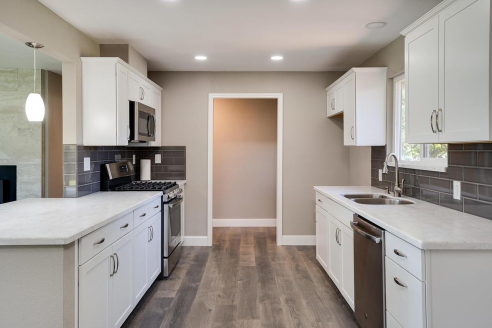 2566 E Collier Rd, Acampo, CA 95220 - photo 1