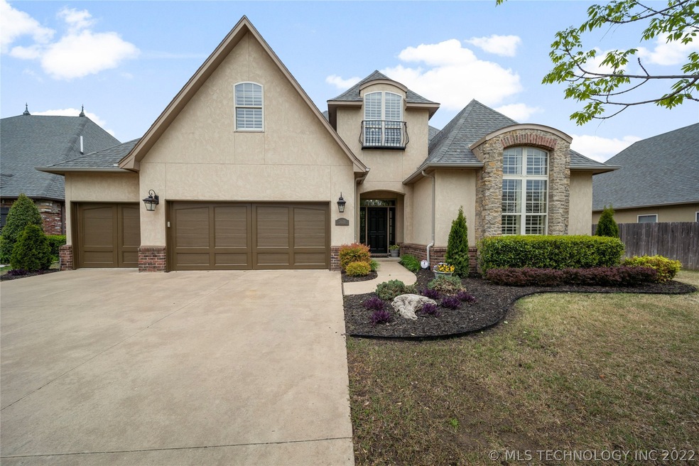 Spacious, pristine and move-in ready! Broadway Par