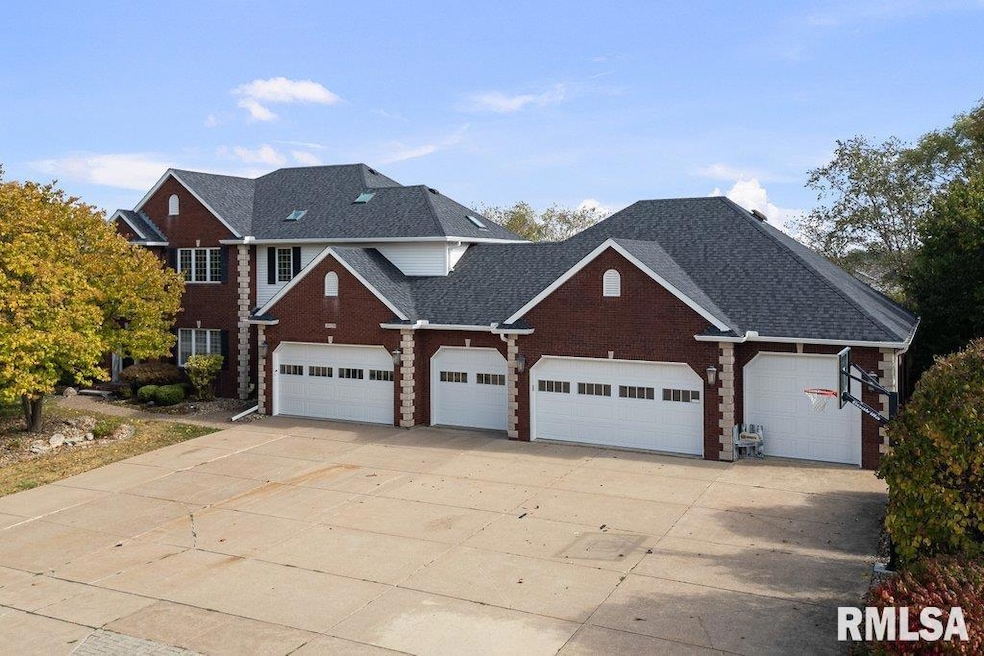 2924 E 45th Ct, Davenport, IA 52807 - photo 1