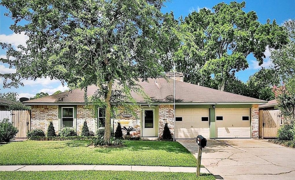 16730 David Glen Dr, Friendswood, TX 77546 - photo 1