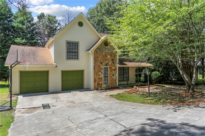 Charming remodeled 3 bedrooms 2.5 baths home on a 