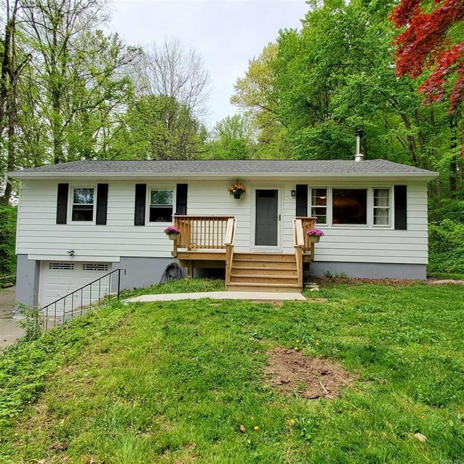 157 E Dorsey Ln, Poughkeepsie, NY 12601 - photo 1