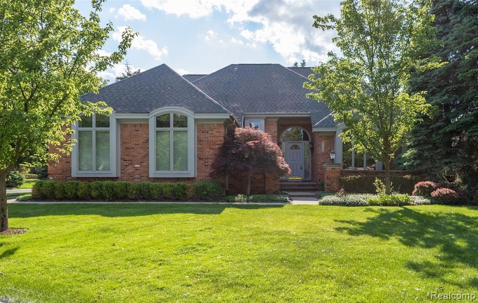 2731 Ridgewood Ct, Bloomfield Hills, MI 48302 - photo 1
