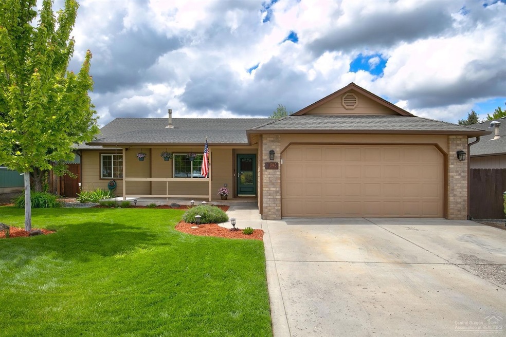 1943 SW 35th Place, Redmond, OR 97756 - photo 1