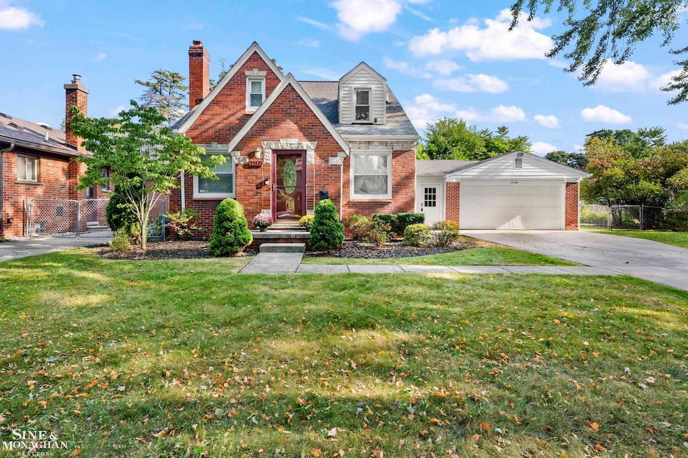 2134 Hawthorne Rd, Grosse Pointe Woods, MI 48236 - photo 1