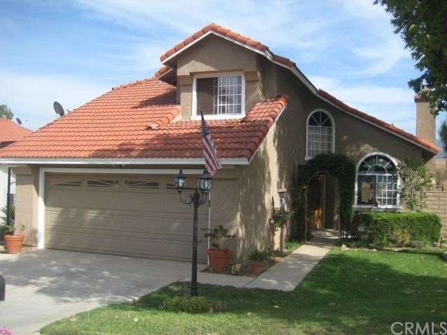 Front View, nice curb appeal