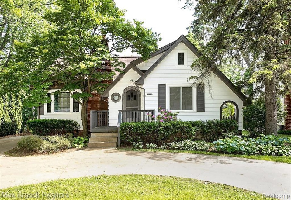 2129 Pontiac Dr, Sylvan Lake, MI 48320 - photo 1