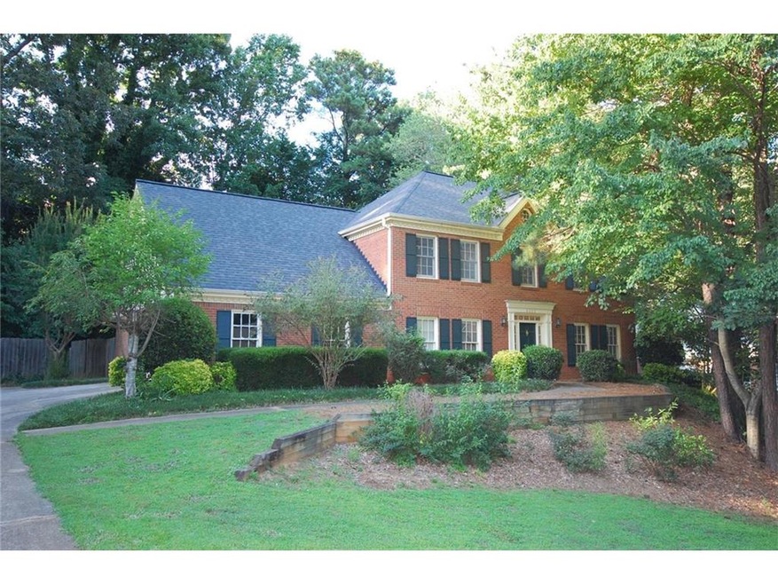 Elegant 5 Bedroom Traditional In Top Rated Lassite
