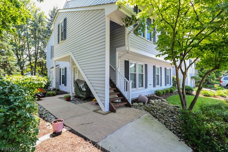 86 Junco Ct, Three Bridges, NJ 08887 - photo 1