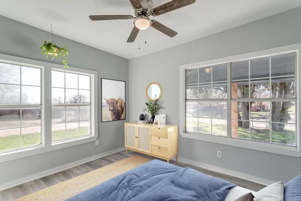 1610 N Elm St, Weatherford, TX 76086 - photo 1