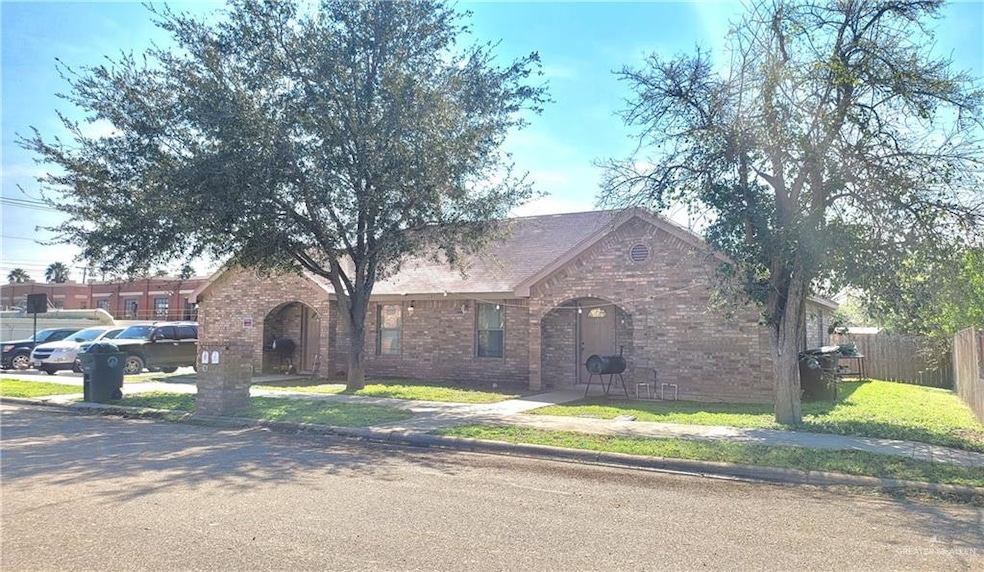 View of front facade with a front yard