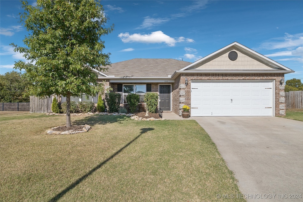 Cul de sac lot with mature tree.