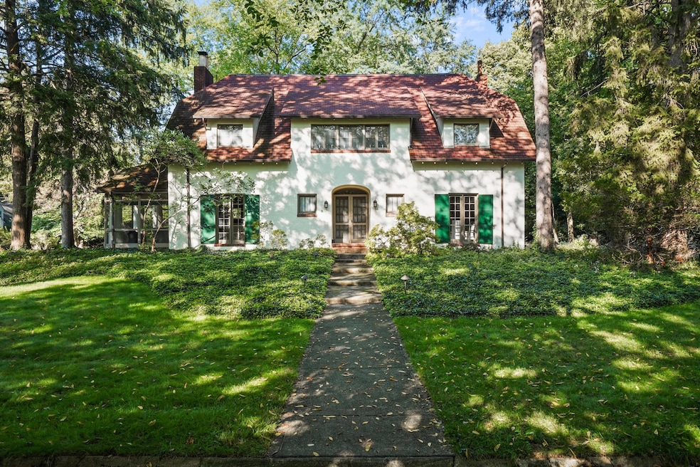 2 W Royal Forest Boulevard