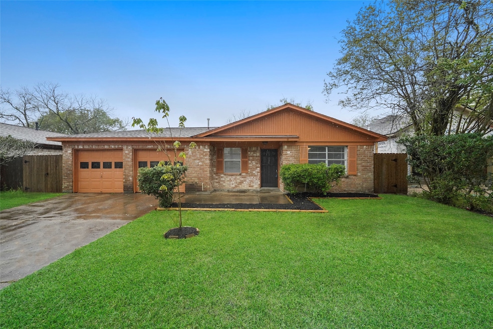 606 Debbie Ln, Alvin, TX 77511 - photo 1
