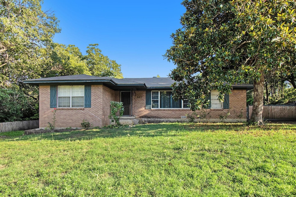 607 W Couts St, Weatherford, TX 76086 - photo 1