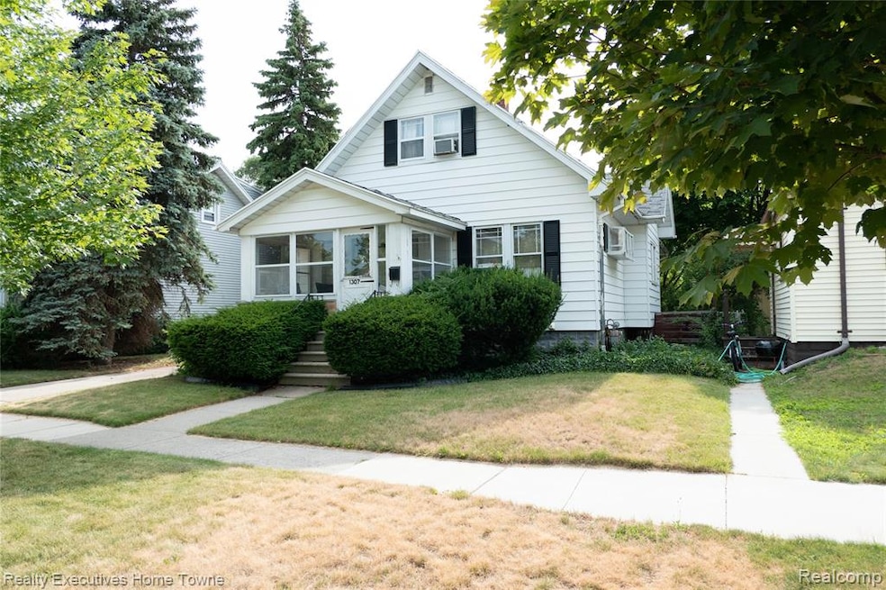 1307 17th St, Port Huron, MI 48060 - photo 1