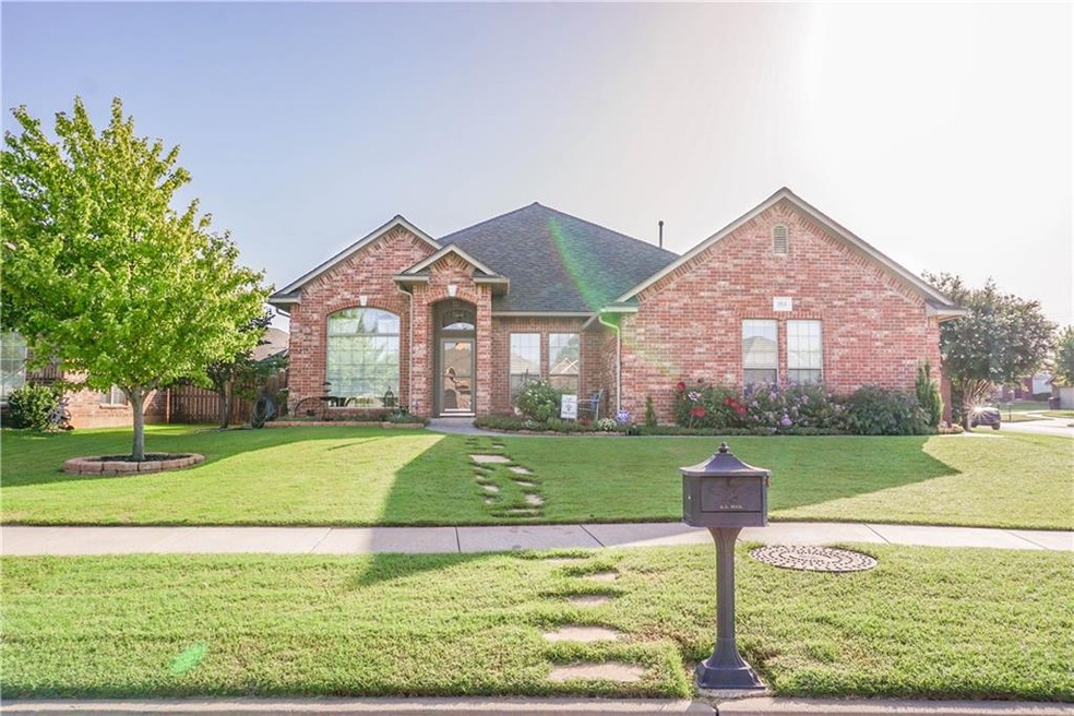 804 Oak Creek Dr, Moore, OK 73160 - photo 1