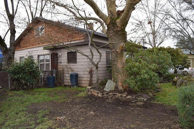 414 S 1st St, Central Point, OR 97502 - photo 1
