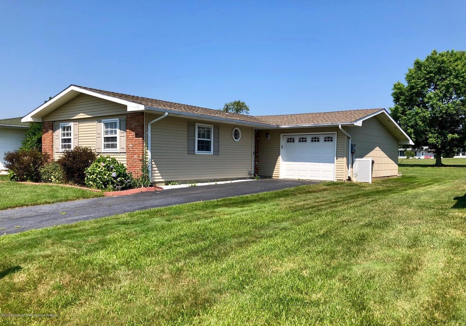 135 Blake Circle, Brick