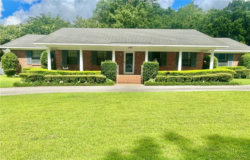 Welcome Home! Enjoy your front porch with your swi