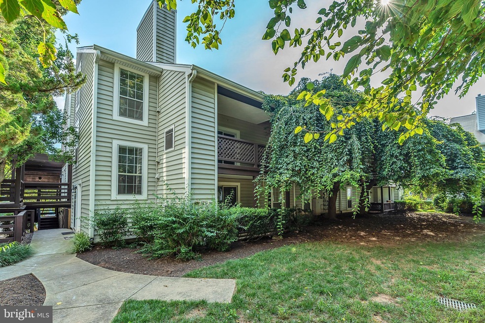 10028 Oakton Terrace Rd, Oakton, VA 22124 - photo 1