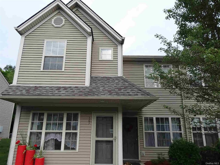 567 Gregory Ct unit 567, Highland, NY 12528 - photo 1