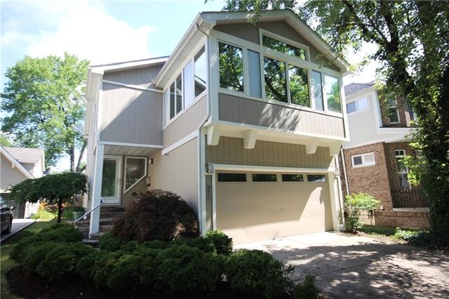 Great contemporary colonial right across from Hawa