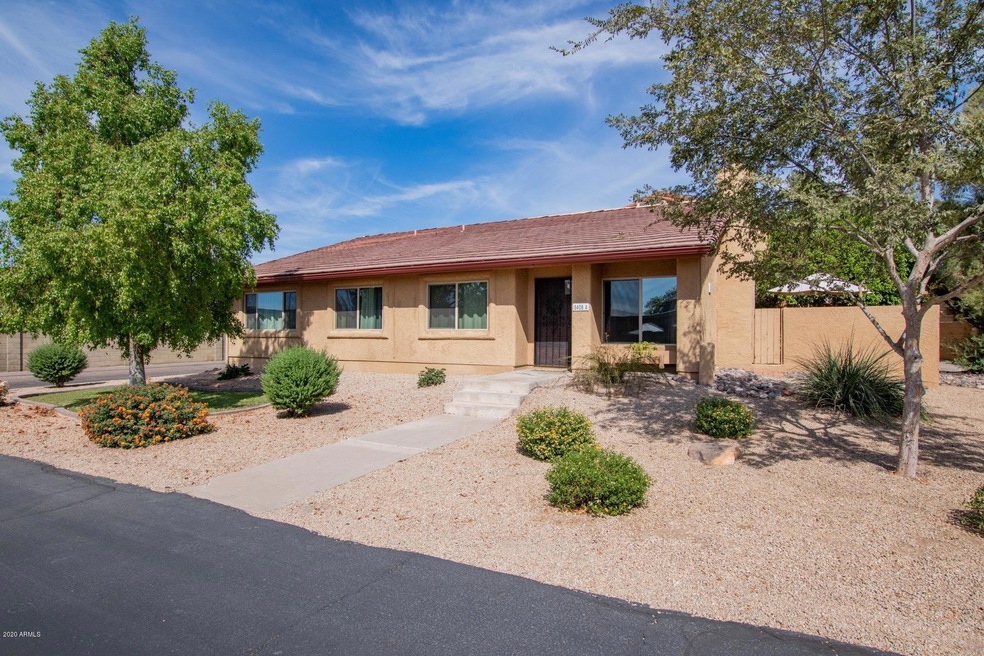 End unit with your own front yard