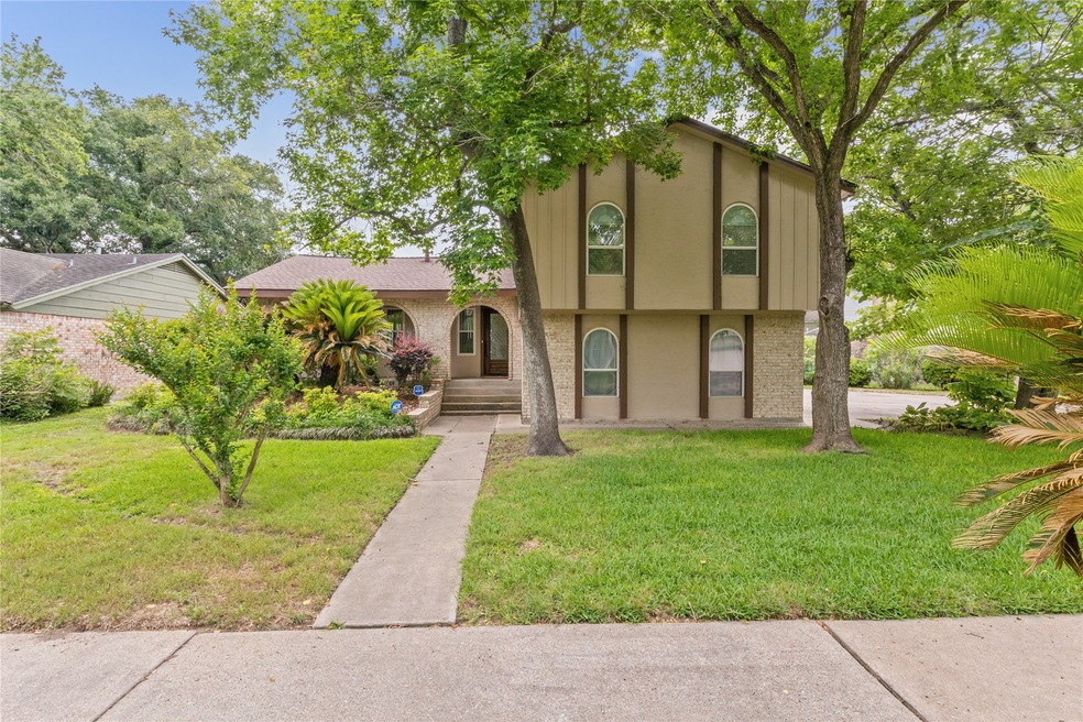 117 Saint Andrews Dr, Friendswood, TX 77546 - photo 1