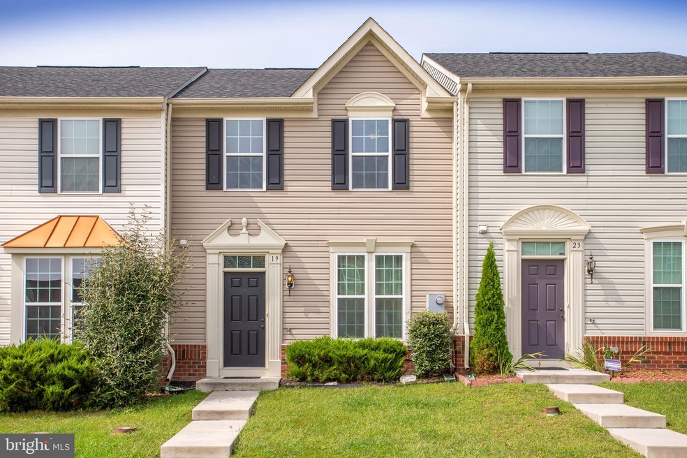 19 Mississippi Point, Falling Waters, WV 25419 - photo 1