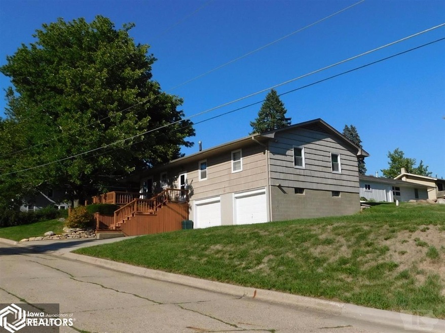 121 S 8th Ave W, Newton, IA 50208 - photo 1