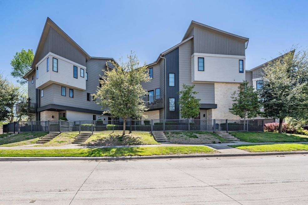 View of front of property featuring a front yard