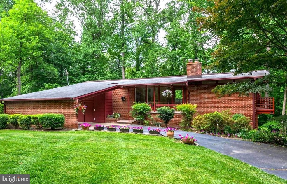 9002 Glenbrook Rd, Fairfax, VA 22031 - photo 1