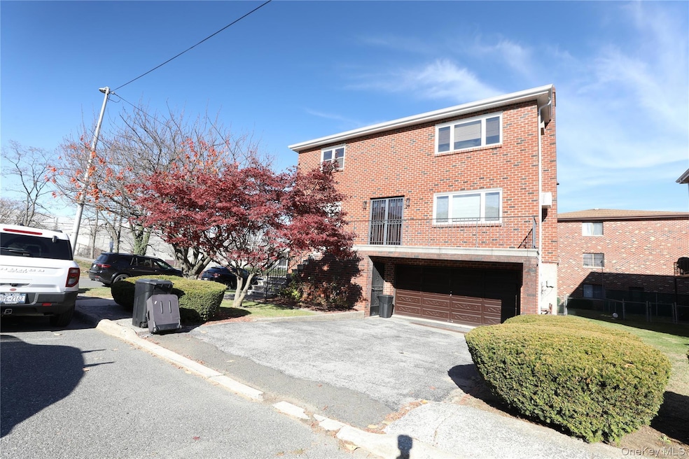 69 Veltri Ln unit 2, Yonkers, NY 10704 - photo 1