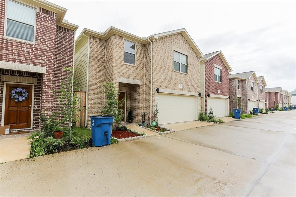 3720 Main Poplar Dr, Houston, TX 77025 - photo 1