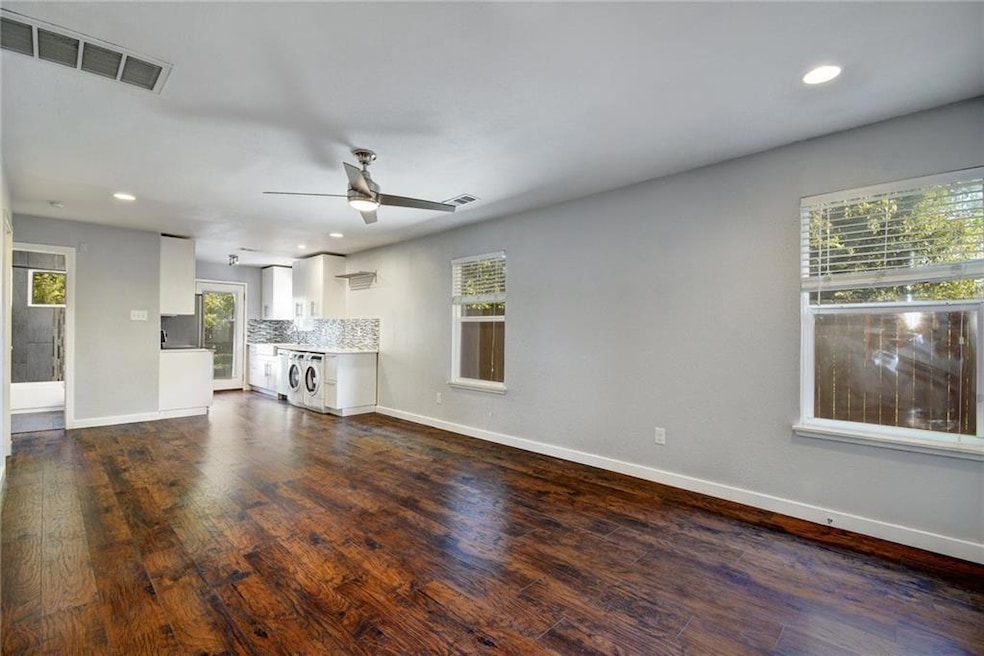 Unfurnished living room featuring recessed lighting, dark wood-style floors, ceiling fan, and independent washer and dryer