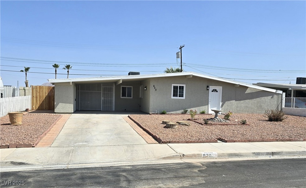 Ranch-style home with stucco siding, fence, concre