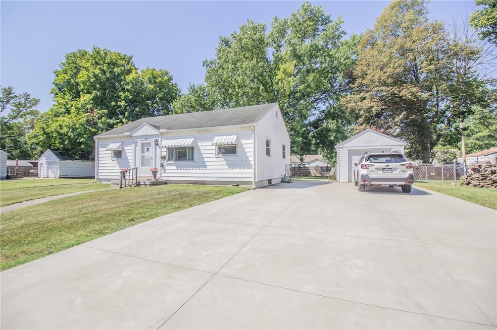1217 S Lawn Dr, Mattoon, IL 61938 - photo 1