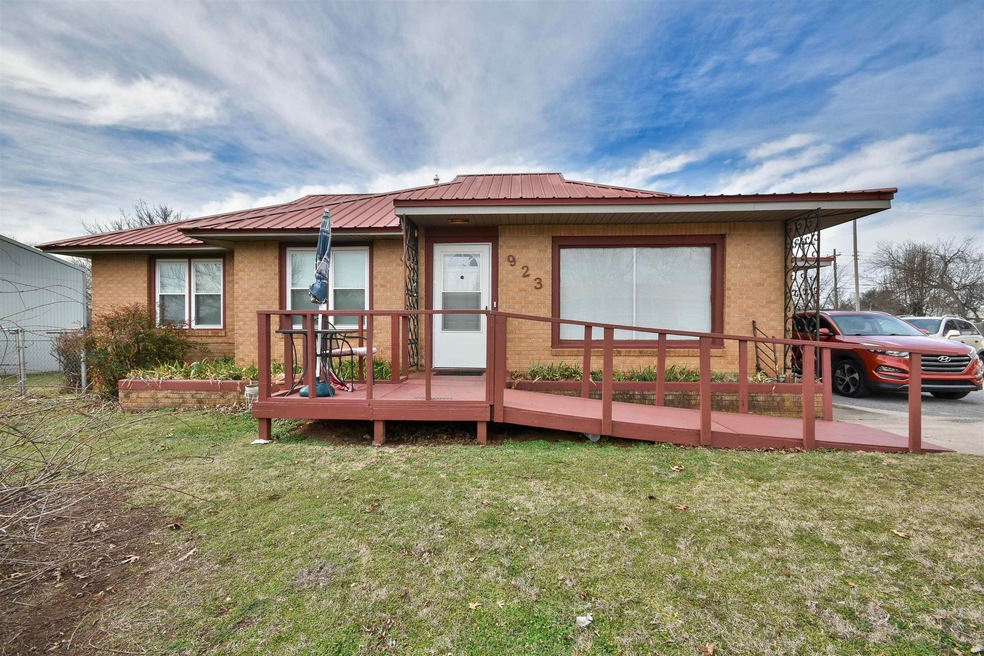 923 923 Devonwood, Duncan, OK 73533 - photo 1