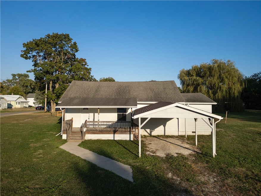 529 W Maple St, Hoopeston, IL 60942 - photo 1