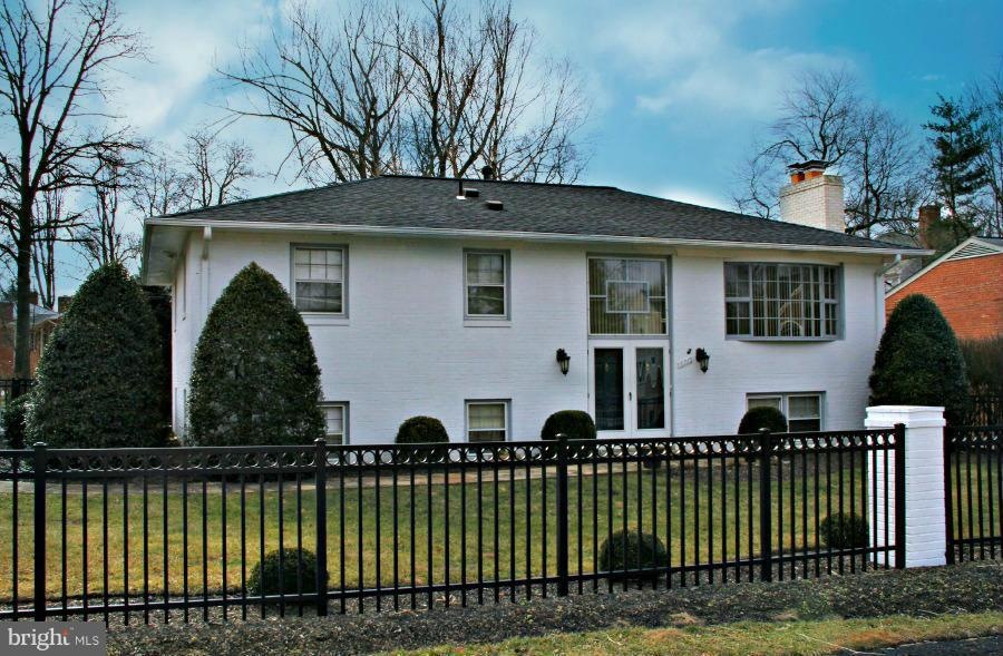 6715 Haycock Rd, Falls Church, VA 22043 - photo 1